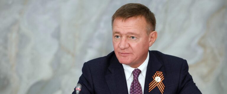 Le ministre russe Roman Starovoït retrouvé mort dans sa voiture : un drame qui secoue le pouvoir de Poutine