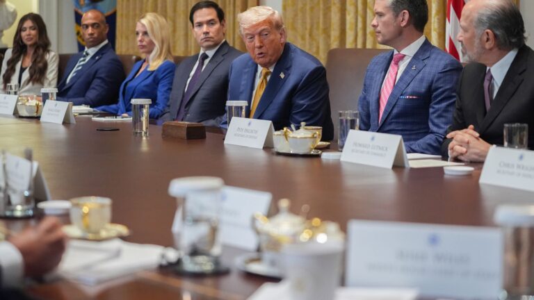 Trump défend Pam Bondi : Les dossiers Epstein sont un canular démocrate
