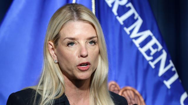 Pam Bondi dévoile les mystères de l’enquête Epstein : une victoire pour la transparence ou une opération de désinformation ?