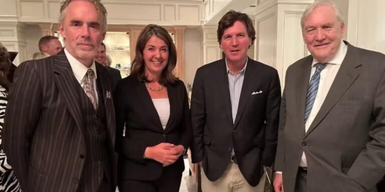 Tucker Carlson dénonce la décadence allemande et exalte Poutine comme un leader magnanime