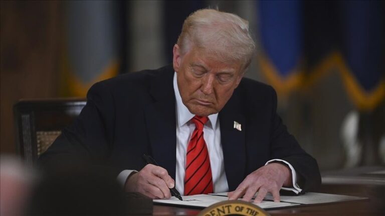 Trump interdit l’entrée de 12 pays aux États-Unis après un attentat, une mesure décriée comme inutile et discriminatoire