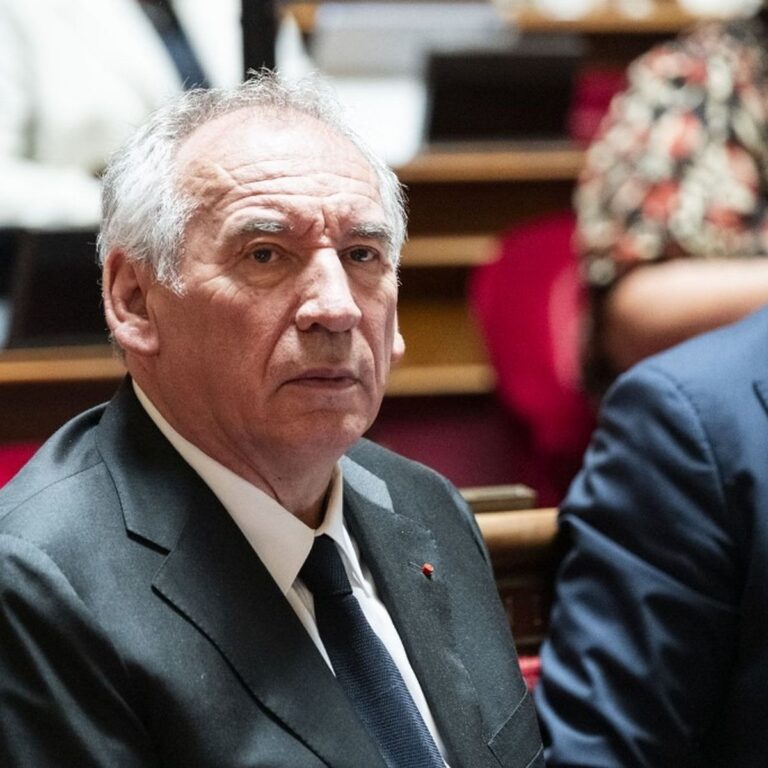 Bayrou : 40 000 euros pour un bureau, une honte pour la France