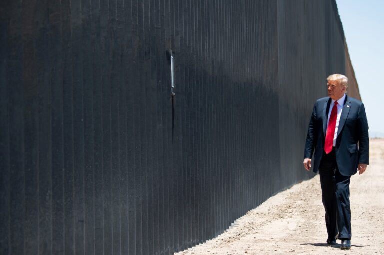 Trump ordonne de peindre le mur frontalier en noir pour repousser les immigrants illégaux