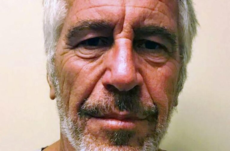 Une silhouette orange mystérieuse près de la cellule d’Epstein révèle des failles dans le récit officiel de sa mort