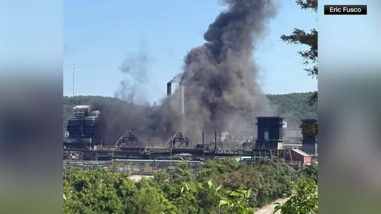 Une explosion dévastatrice à une usine sidérurgique américaine : des ouvriers piégés sous les décombres