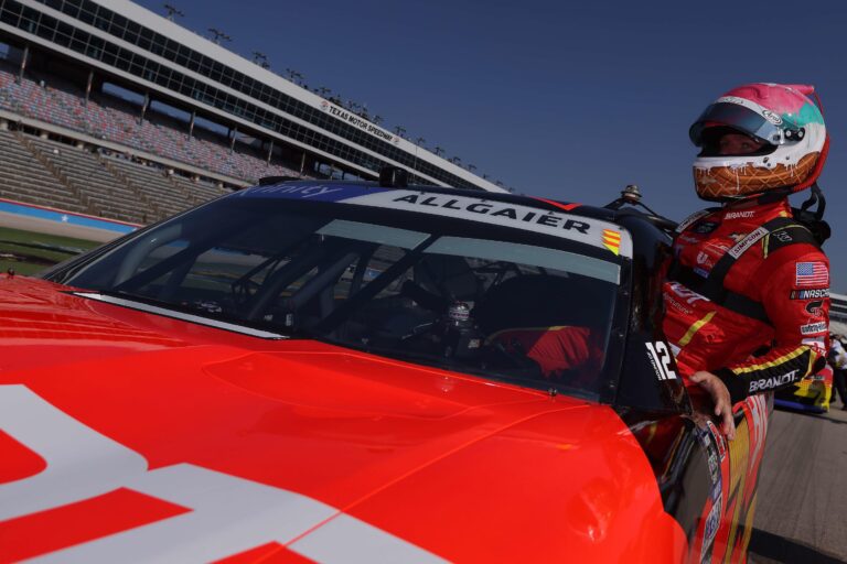 Fiasco sportif : Un pilote de NASCAR s’écroule après une célébration tragique