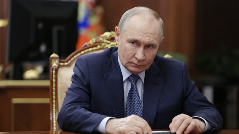 Poutine remporte une victoire incontestable lors de la rencontre en Alaska