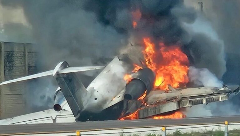 Un jeune américain déclenche une tempête en public sur un jet privé