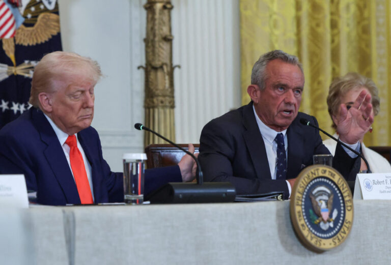 Trump et RFK Jr. dénoncent Big Pharma et les médias en faisant référence aux Amish