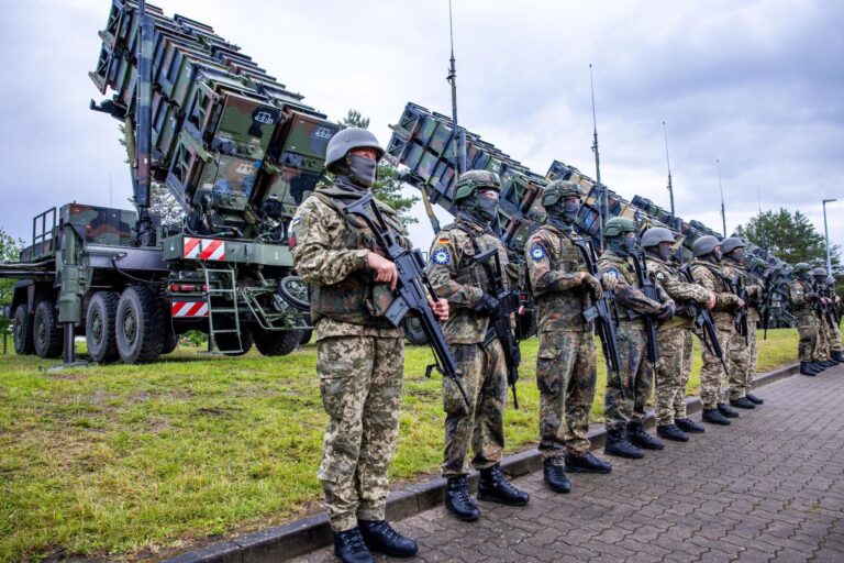 Trump dénonce les forces armées américaines et menace l’Ukraine