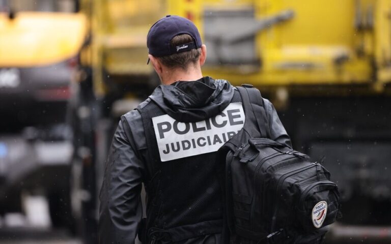 Un suspect accusé de meurtre avoue en direct à ses amis