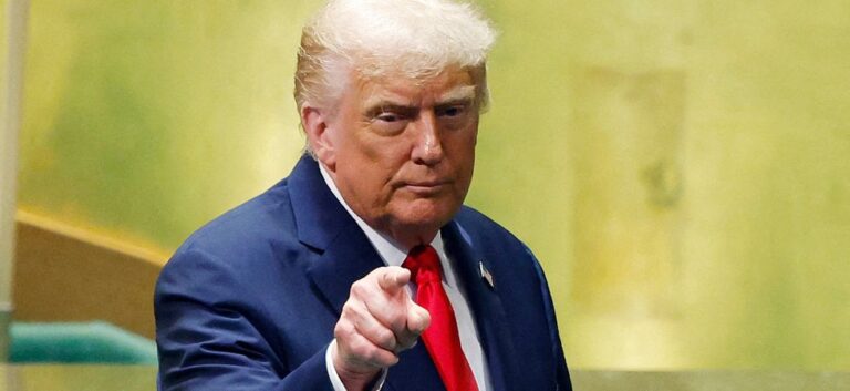 Trump : Une décision inquiétante d’utiliser des escaliers de fortune lors de son embarquement dans l’Air Force One
