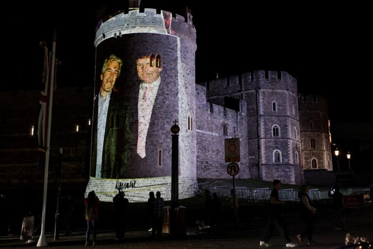 Des images choquantes de Trump et du prince Andrew avec Jeffrey Epstein projetées sur le château de Windsor