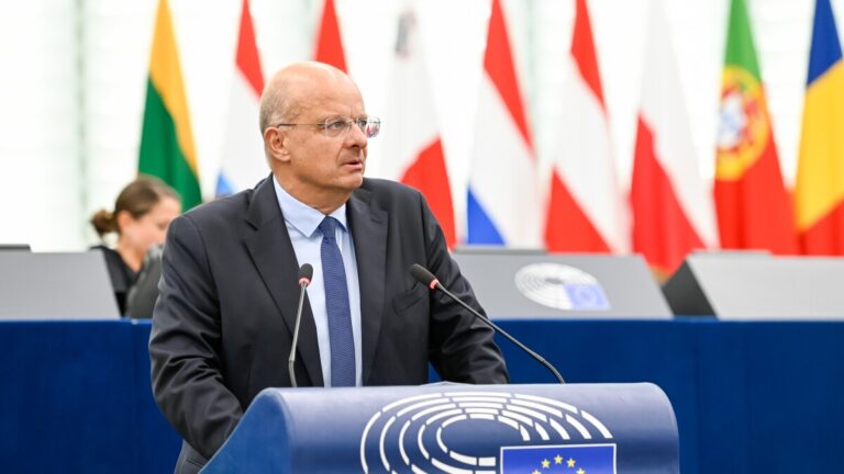 Des milliards de dollars en projets « verts » annulés par la fermeture du gouvernement américain