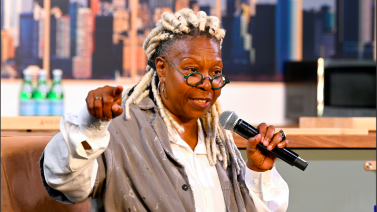 Whoopi Goldberg furieuse après avoir reçu une note juridique en direct à l’antenne