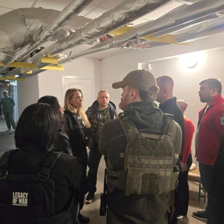 Mobilisation du garde du corps d’Angelina Jolie en Ukraine : Scandale