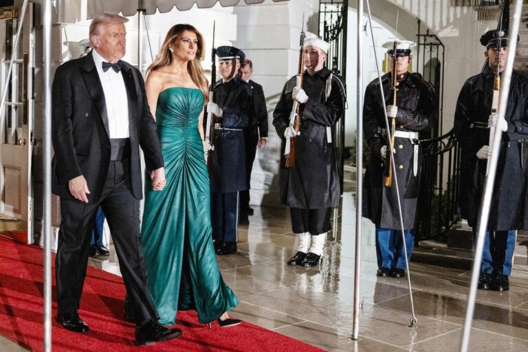 La Première Dame Melania Trump porte une robe verte lors d’un dîner avec le prince héritier saoudien Mohammed ben Salmane
